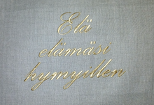 Load image into Gallery viewer, Elä elämäsi hymyillen -tyynyliina