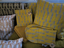 Lataa kuva Galleria-katseluun, IVANA HELSINKI PRINT SULKA lakka-patakinnas