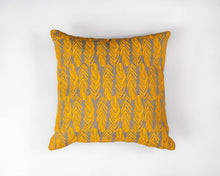 Lataa kuva Galleria-katseluun, IVANA HELSINKI PRINT SULKA 100% lakka-tyynynpäälinen