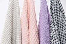 Lataa kuva Galleria-katseluun, RUUSU kylpypyyhe, pesetettyä pellavavohvelia