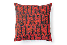 Lataa kuva Galleria-katseluun, SULKA  musta-punainen tyynynpäällinen