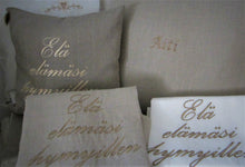 Lataa kuva Galleria-katseluun, Elä elämäsi hymyillen -tyynyliina

