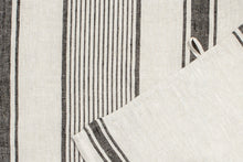 Lataa kuva Galleria-katseluun, SAVU 100 % pesetetty pellavakylpypyyhe nimibrodeerauksella
