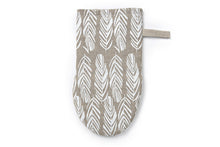Load image into Gallery viewer, SULKA Oven Mitt Linen/White
