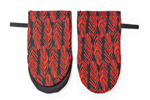Load image into Gallery viewer, SULKA Oven Mitt Black/Cranberry Red
